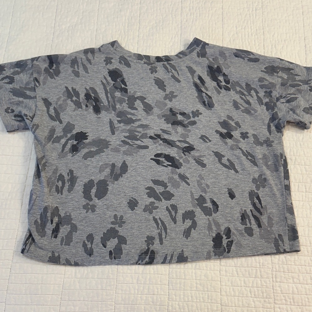 Adidas Small Cropped Athletic T shirt workout Kids Leopard Watercolor - Picture 4 of 6